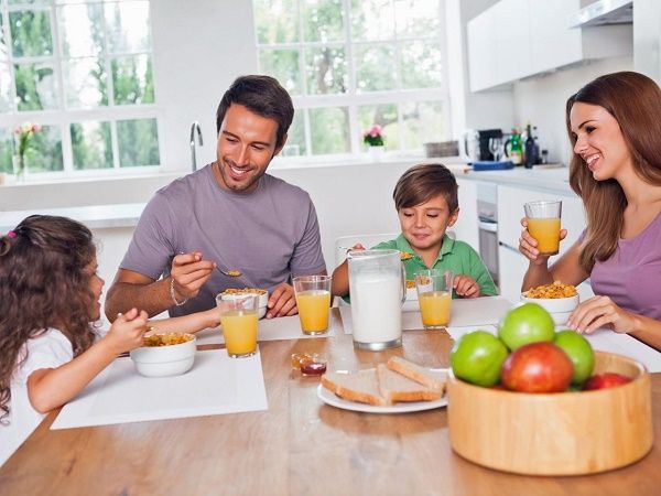 familia feliz casa peque
